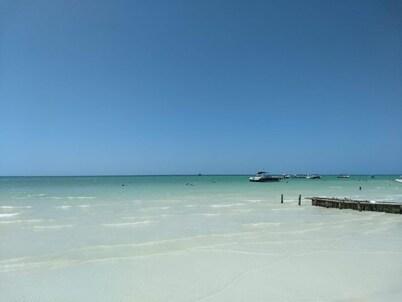 TreeHouse EcoChic/3 min walk beach/Wifi/AC/kitchen/King Size Bed