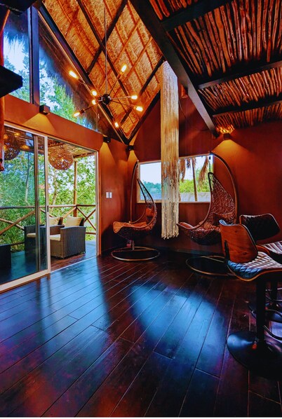 TreeHouse EcoChic/3 min walk beach/Wifi/AC/kitchen/King Size Bed