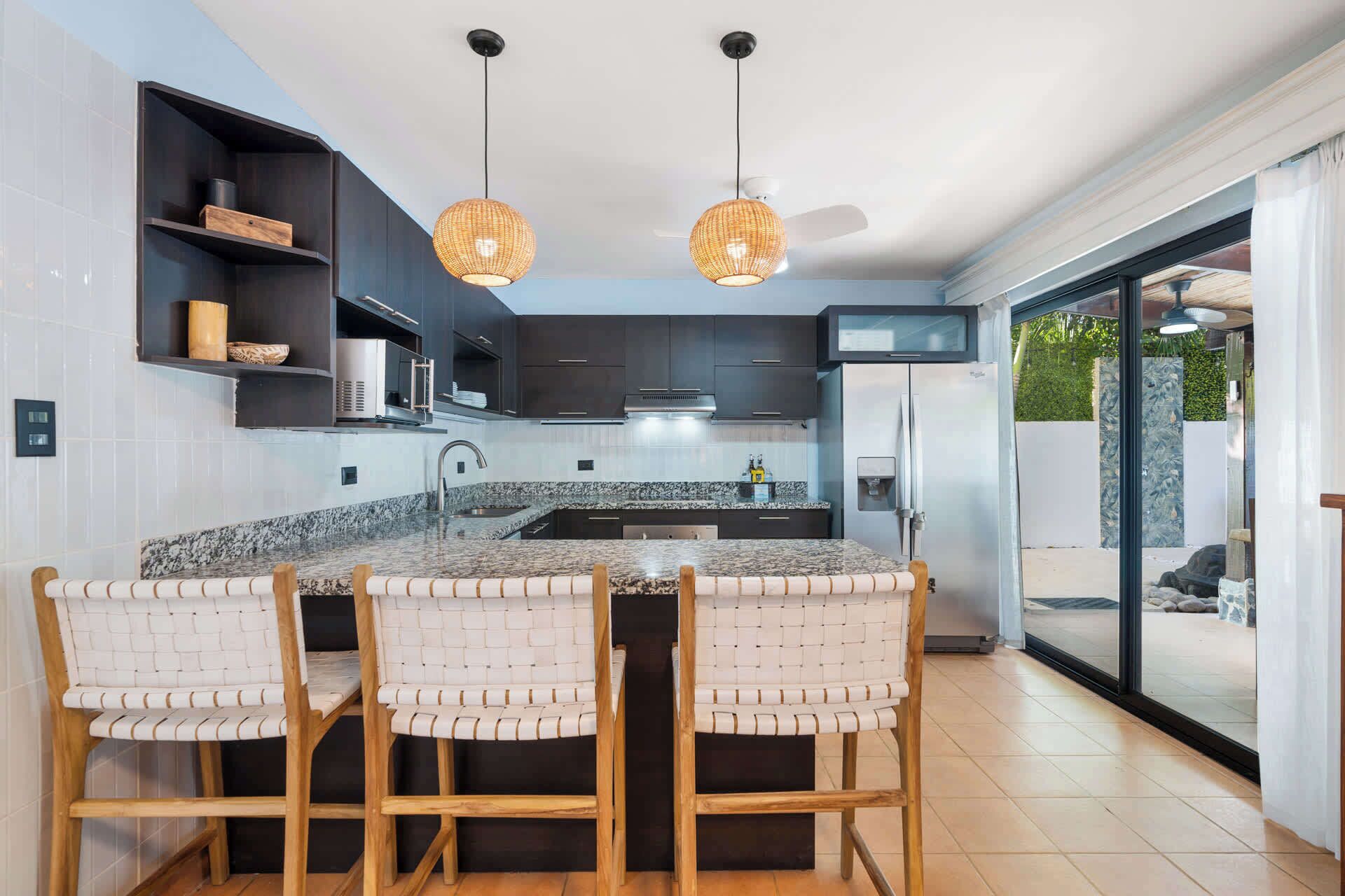 Jääkaappi, mikroaaltouuni, uuni, liesi