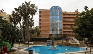 Una piscina al aire libre