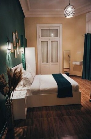1 bedroom, desk, WiFi