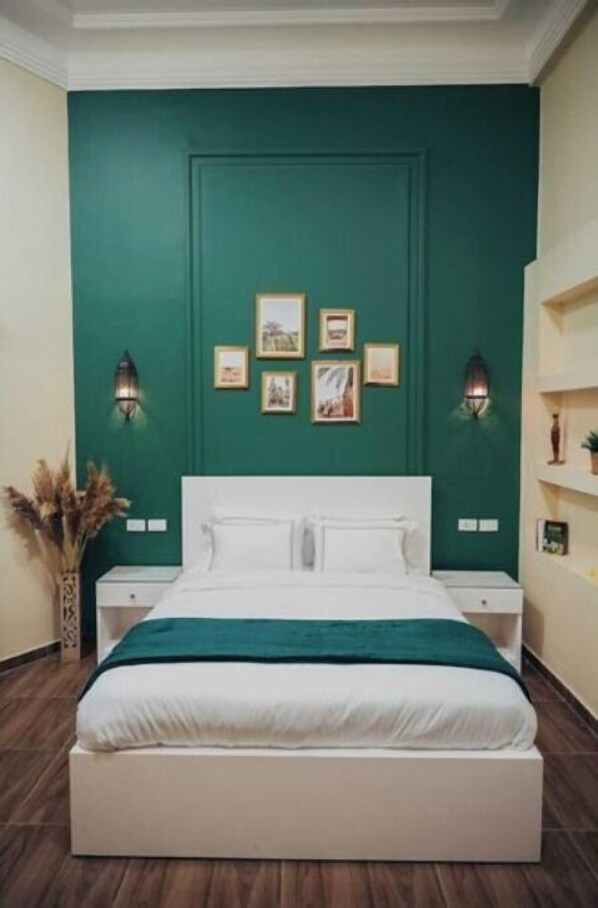 1 bedroom, desk, WiFi