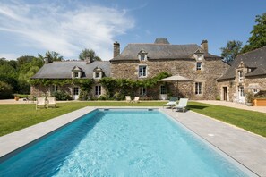 Una piscina al aire libre, una piscina climatizada