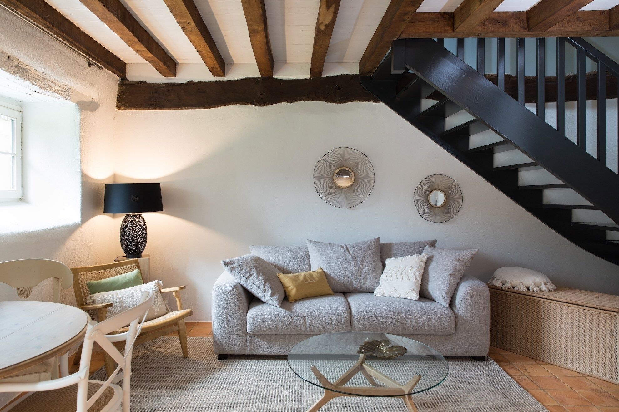 Una televisión, una mesa de tenis de mesa, libros