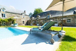 Outdoor pool, a heated pool - VAU D'ARZ MANOR - Gîte LA GACILLY (MALANSAC)