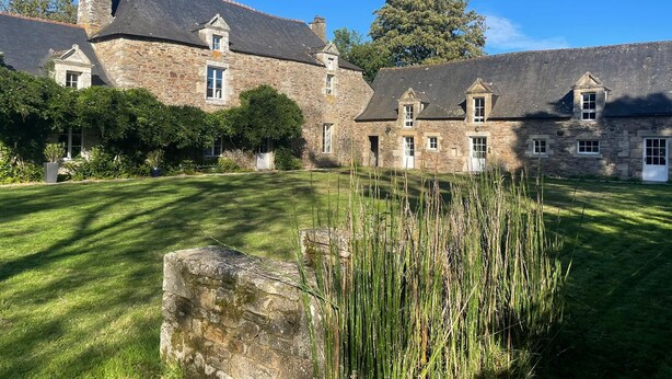 A stone building with multiple windows and a well-maintained lawn. - VAU D'ARZ MANOR - Gîte Rochefort (MALANSAC)