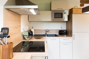Fridge, microwave, oven, stovetop - VAU D'ARZ MANOR - Gîte Rochefort (MALANSAC)