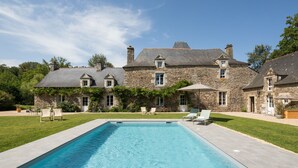A stone house with a swimming pool and outdoor seating. - VAU D'ARZ MANOR - Gîte Rochefort (MALANSAC)