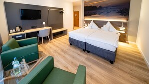 Dobbeltrom – comfort | Allergitestet sengetøy, skrivebord og skrivebord for bærbar PC