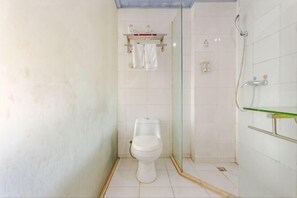 A bathroom with a toilet, a glass shower enclosure, and a glass shelf. - Chongqing Yuanjing Hotel (Xietaizi Metro Station Keyuan 4th Road Branch) (Chongqing)