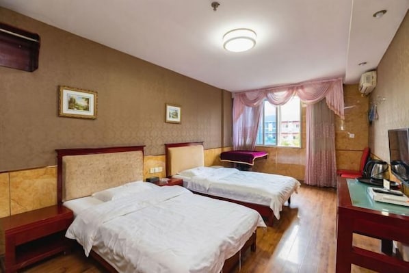 A hotel room with two beds, a desk, a chair, and a window with curtains. - Chongqing Yuanjing Hotel (Xietaizi Metro Station Keyuan 4th Road Branch) (Chongqing)