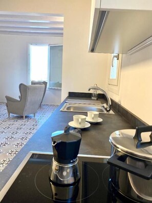 Réfrigérateur, four, plaque de cuisson, cafetière/bouilloire