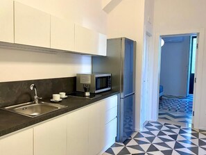 Fridge, oven, stovetop, coffee/tea maker