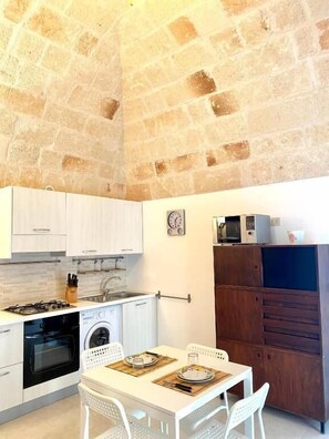 Fridge, oven, stovetop, coffee/tea maker
