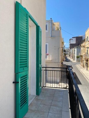 Exterior detail - Life's good (Monopoli)