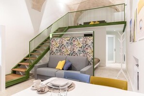 Interior - Queen Bee House (Monopoli)