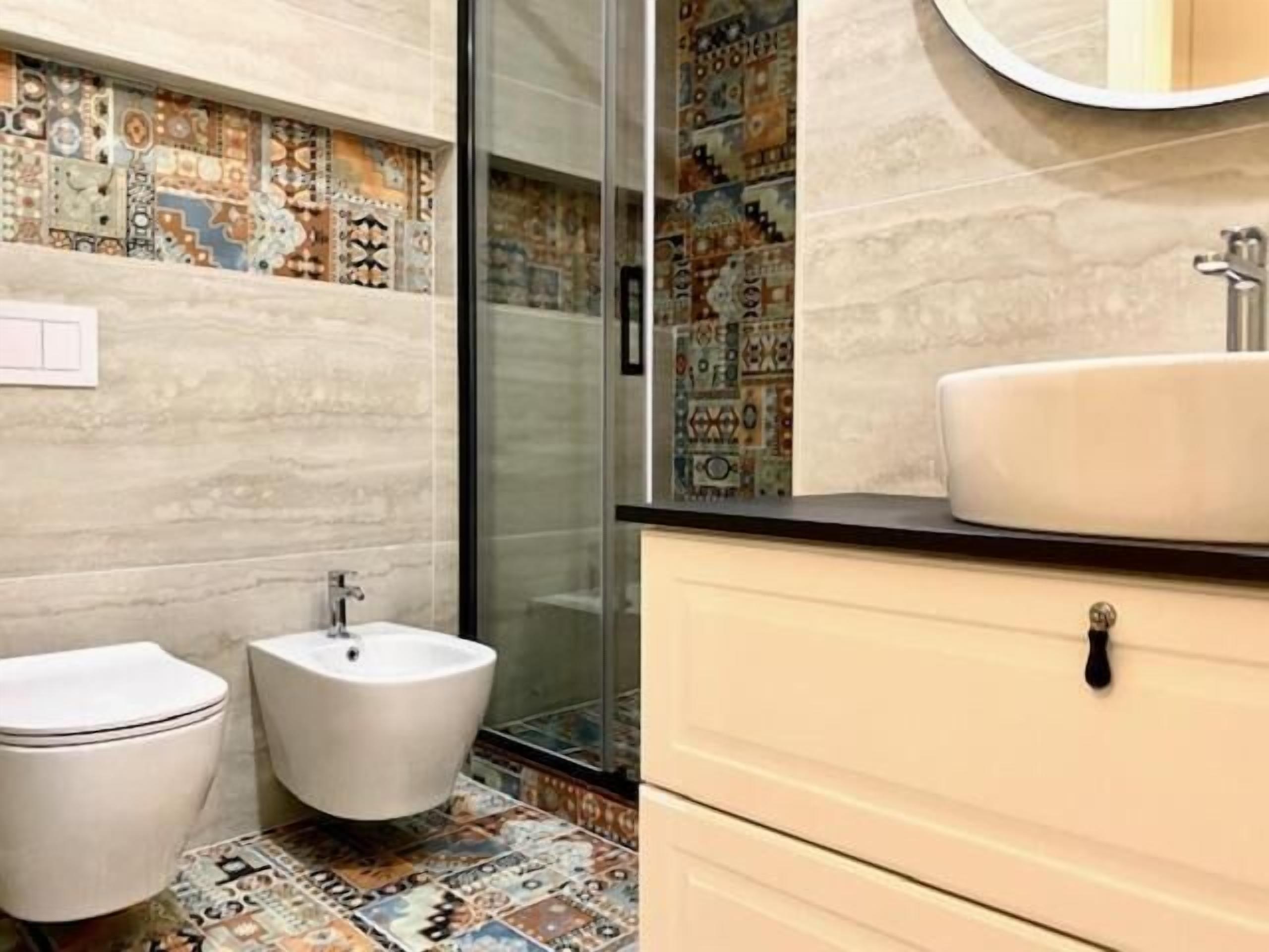 Ein Badezimmer mit Toilette, Bidet und Waschbecken.