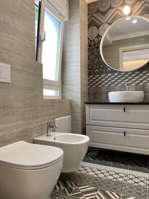 Sèche-cheveux, serviettes fournies