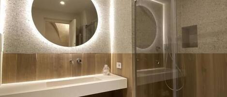 Hårføner og håndklær