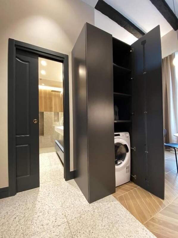 Interior - Matthias (Monopoli)