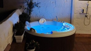 Indoor spa tub - Amalfi Pool Suite (Monopoli)