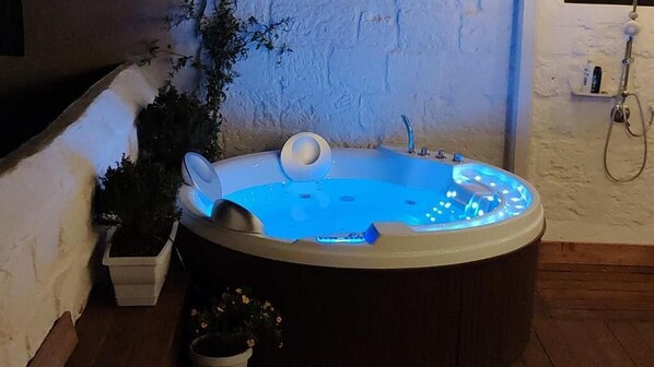 Indoor spa tub