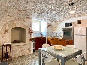 Fridge, oven, stovetop, coffee/tea maker - Dalia home (Monopoli)