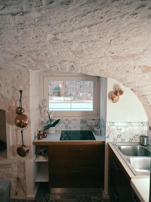 Kühlschrank, Ofen, Herdplatte, Wasserkocher mit Kaffee-/Teezubehör