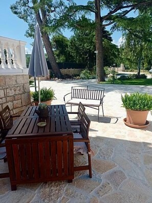 تناول الطعام بالخارج