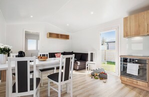 Chalet rustique Confort | Aire de séjour | Téléviseur à écran plat de 32 po avec télévision par câble, téléviseur