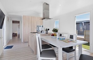 Comfort Cabin | 2 bedrooms, cots/infant beds, free WiFi