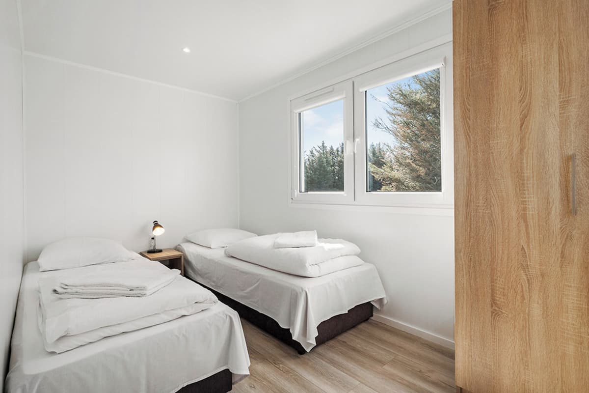 Comfort Cabin | 2 bedrooms, cots/infant beds, free WiFi