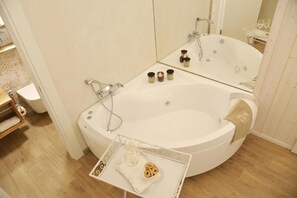 Kylpyamme, hiustenkuivaaja, pyyhkeet