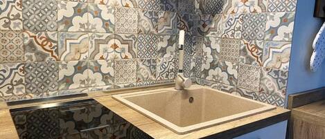 Kühlschrank, Ofen, Herdplatte, Wasserkocher mit Kaffee-/Teezubehör