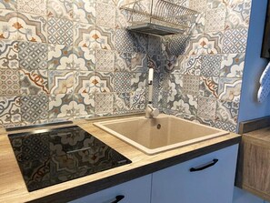 Jääkaappi, uuni, liesi, kahvin-/teenkeitin