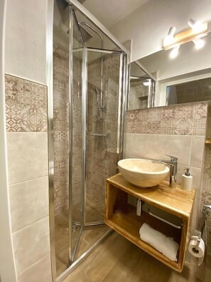 Bathtub, hair dryer, towels