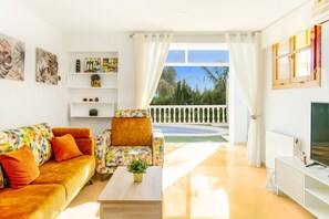 Smart TV, fireplace, video games, foosball - 6 Bedroom Luxury Villa ,6 seater Jacuzzi & heated pool . 18 guests max  (Mutxamel)