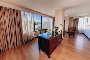 Phòng, 1 giường cỡ king, không hút thuốc (Suite) | 1 phòng ngủ, bộ trải giường bằng vải Frette của Ý