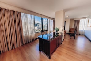 Zimmer, 1 King-Bett, Nichtraucher (Suite) | 1 Schlafzimmer, italienische Bettbezüge von Frette