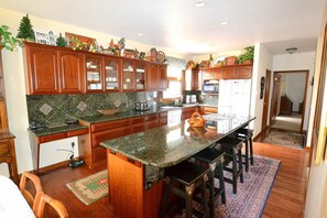 Fridge, microwave, oven, stovetop - Longs View - 4 bedroom house with the utilimate view (Estes Park)