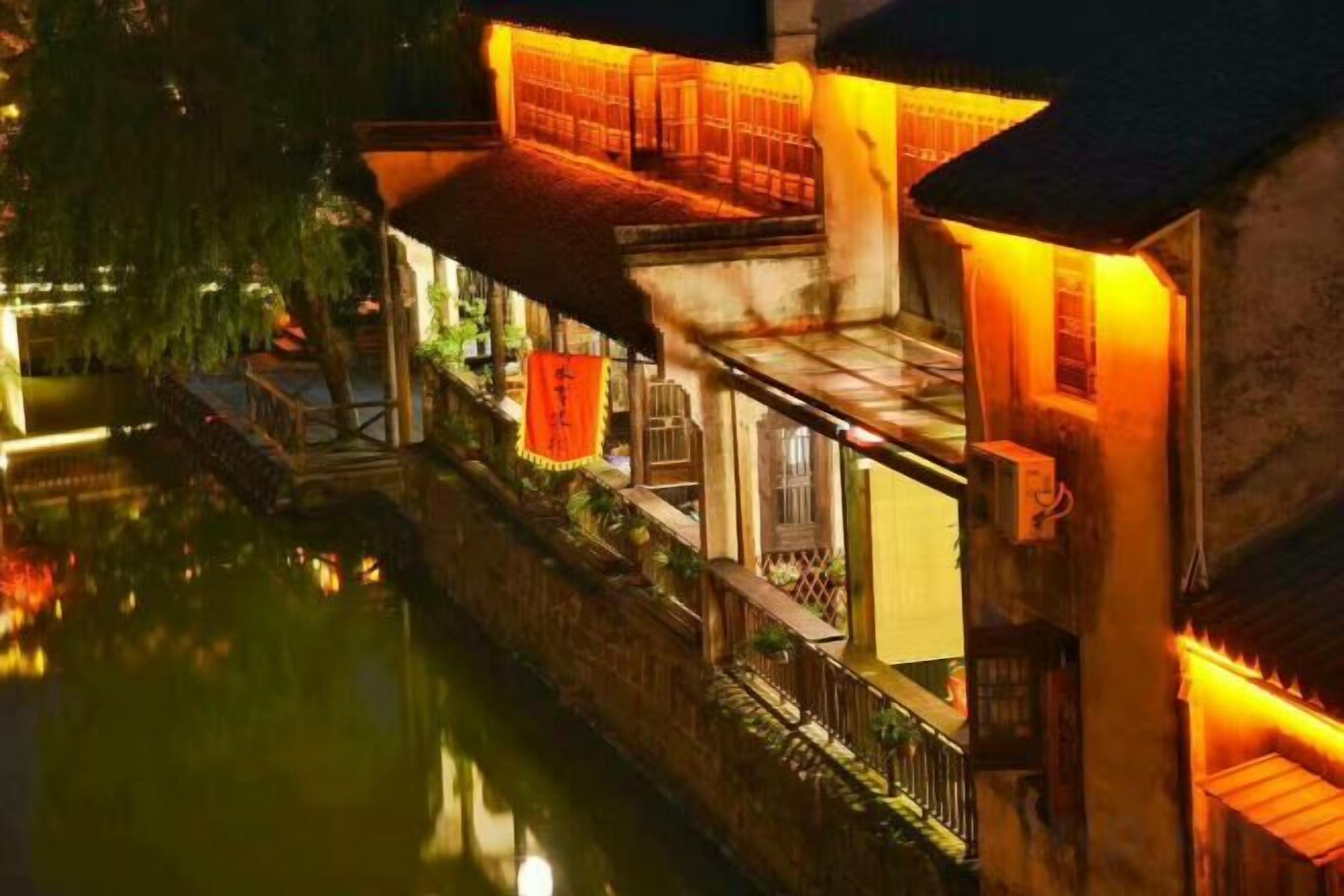 Il s’agit d’un bâtiment traditionnel, situé en bord de voie navigable, doté d’une galerie couverte et d’une lanterne.
