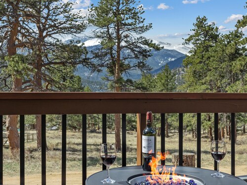 Loch Vale Cabin - Dining Globe- 2 person hot tub-summer pool