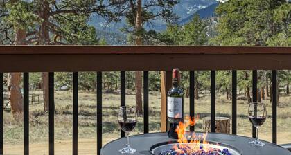 Loch Vale Cabin - Dining Globe- 2 person hot tub-summer pool