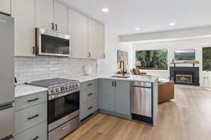 Refrigerador, microondas, horno y parrilla de estufa 