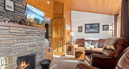 Odessa Gorge Cabin - 1 bedroom cabin - great views and summer pool