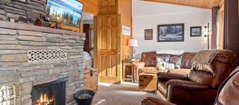 Odessa Gorge Cabin - 1 bedroom cabin - great views and summer pool