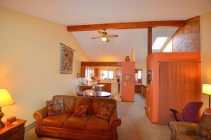 Télévision, cheminée, chaîne hi-fi