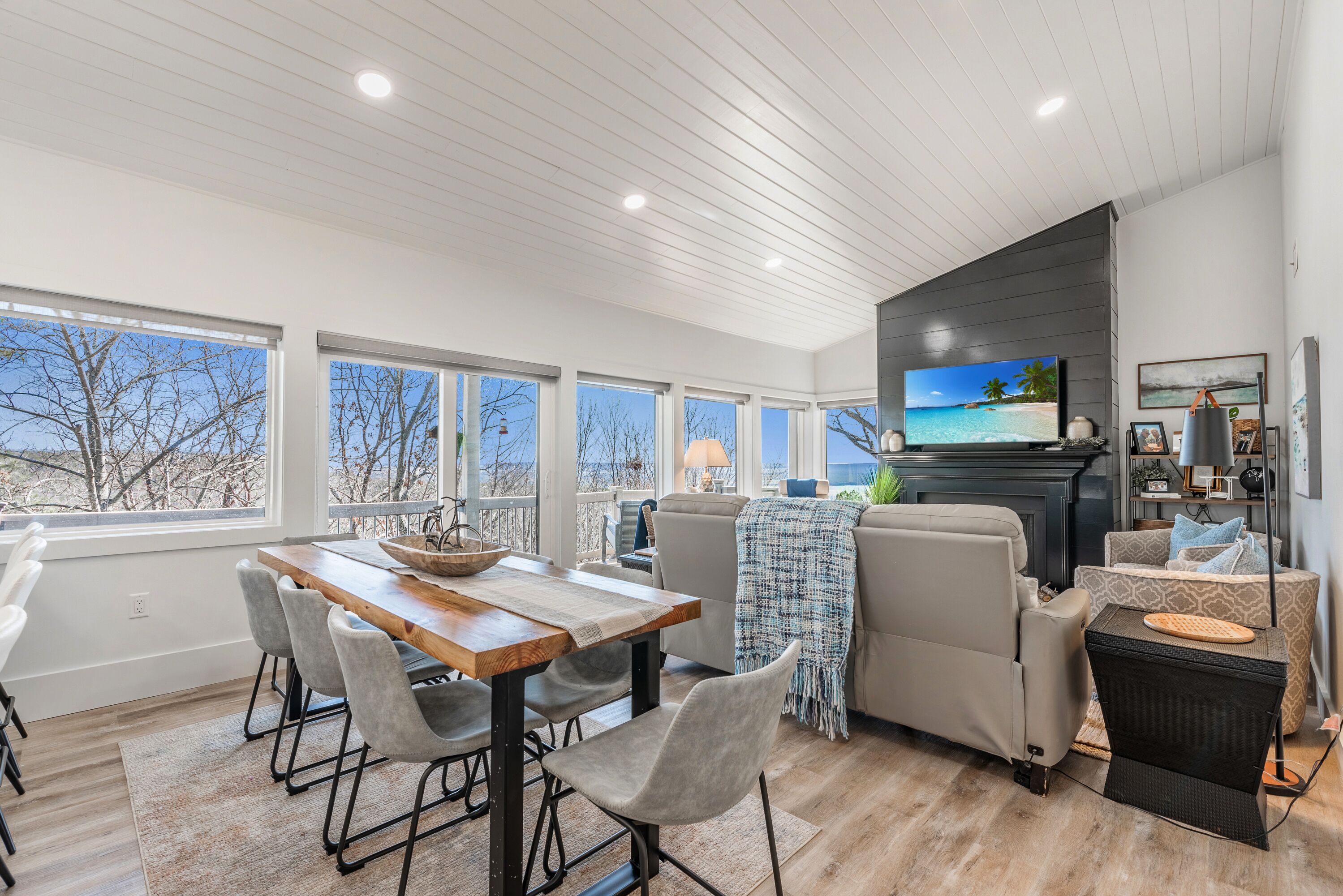 Gorgeous lake community home!
