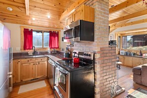 Jääkaappi, mikroaaltouuni, uuni, liesi