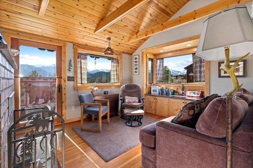 Haiyaha - 1 bedroom cabin with amazing views and summer pool